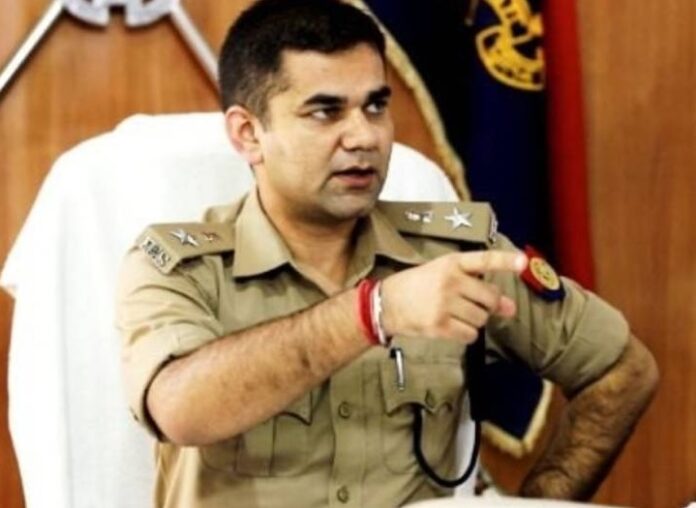 सुप्रीम कोर्ट में जनहित याचिका दायर कर यूपी कैडर के आईपीएस अजय पाल शर्मा को चुनाव पर्यवेक्षक पद से हटाने की मांग की गई है।