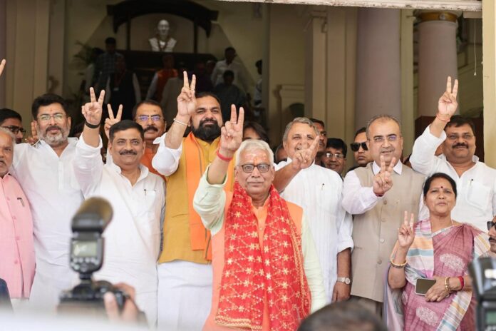 भाजपा प्रत्याशी सूर्य कुमार शर्मा ने बिहार विधान परिषद उपचुनाव के लिए नामांकन भरा। मौके पर सम्राट चौधरी समेत एनडीए के वरिष्ठ नेता उपस्थित रहे।