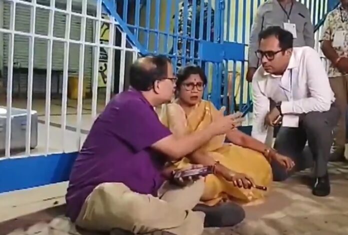 कोलकाता के नेताजी इंडोर स्टेडियम में ईवीएम से छेड़छाड़ की आशंका को लेकर नया विवाद खड़ा हो गया है।