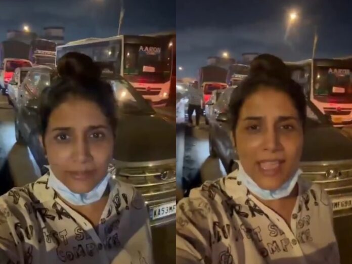 मुंबई से पुणे जाते समय अभिनेत्री सोनाली कुलकर्णी मानखुर्द इलाके में भारी ट्रैफिक जाम में फंस गईं।