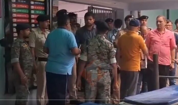 सुल्तानगंज नगर परिषद कार्यालय में ईओ कृष्ण भूषण कुमार की हत्या और सभापति पर हमले के मामले में पुलिस ने मुख्य आरोपी रामधनी यादव को मुठभेड़ में मार गिराया।