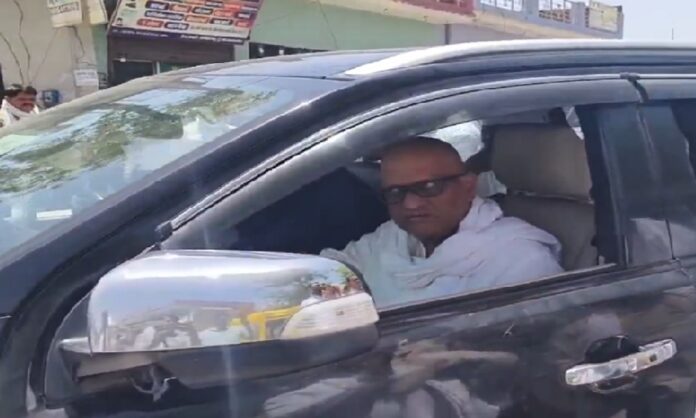 प्रधानमंत्री नरेंद्र मोदी पर बयान के बाद मीडिया से बात करते अजय राय