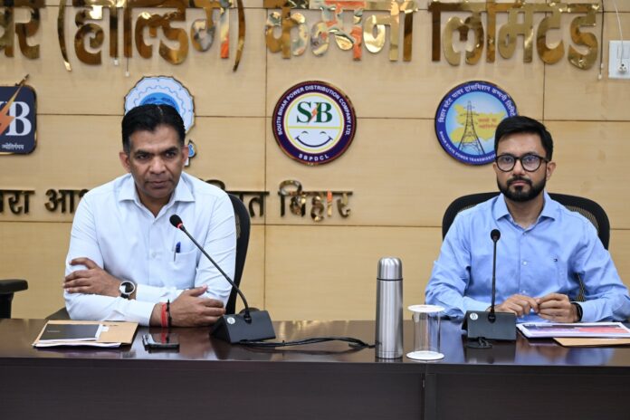 बिहार के नए ऊर्जा सचिव अजय यादव अधिकारियों के साथ बैठक करते हुए