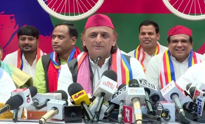लखनऊ में प्रेस वार्ता करते अखिलेश यादव