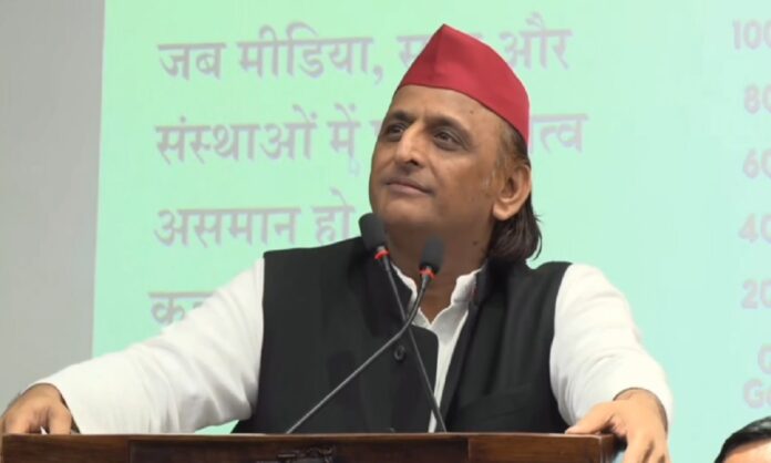 लखनऊ में प्रेस कॉन्फ्रेंस के दौरान बयान देते अखिलेश यादव