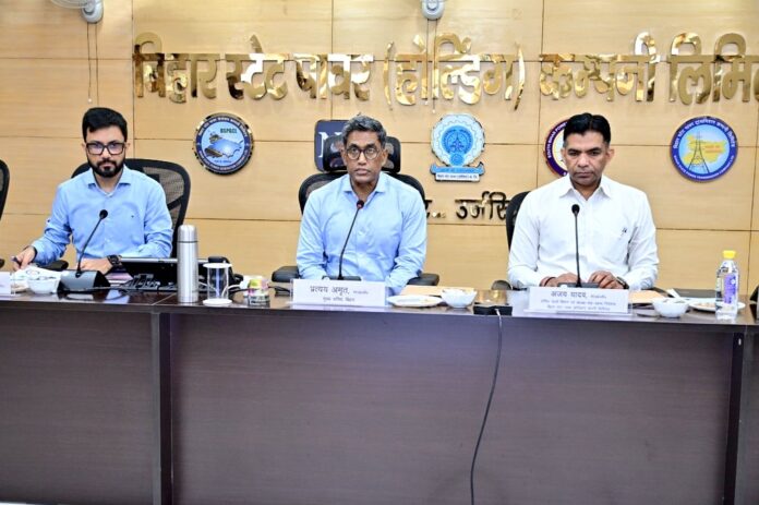 पटना में बिजली विभाग की समीक्षा बैठक में अधिकारियों को निर्देश देते मुख्य सचिव प्रत्यय अमृत