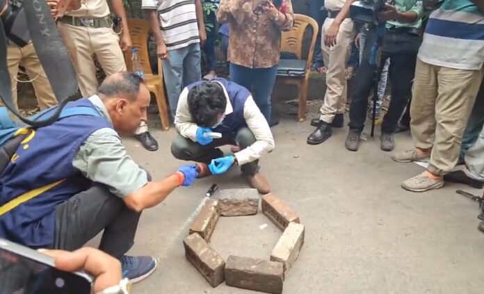 बीजेपी नेता Suvendu Adhikari के निजी सहायक चंद्रनाथ रथ की कार में गोली मारकर हत्या के बाद मौके पर जांच करती सीआईडी फॉरेंसिक टीम