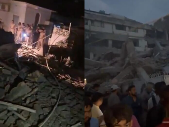 साकेत इलाके में इमारत गिरने के बाद राहत और बचाव कार्य करते कर्मी