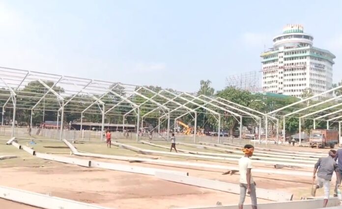पटना गांधी मैदान में बारिश के बाद कीचड़ और बिगड़ी तैयारियां