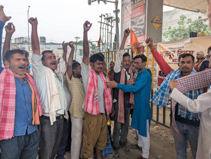 अंतरराष्ट्रीय मजदूर दिवस पर पटना के राजीव नगर में सोशलिस्ट पार्टी (इंडिया) ने सम्मान समारोह आयोजित किया।