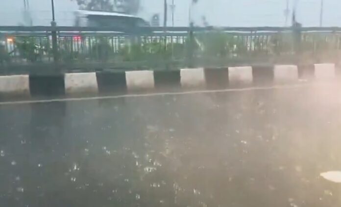 बिहार में तेज बारिश और आंधी के दौरान सड़क पर जलभराव