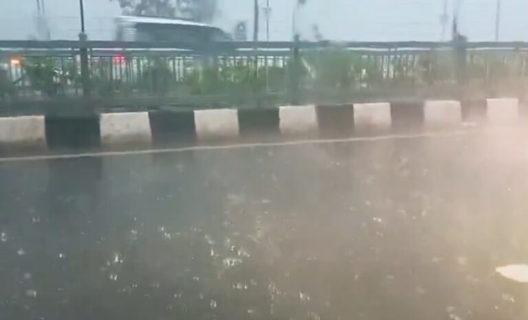 बिहार में तेज बारिश और आंधी के दौरान सड़क पर जलभराव