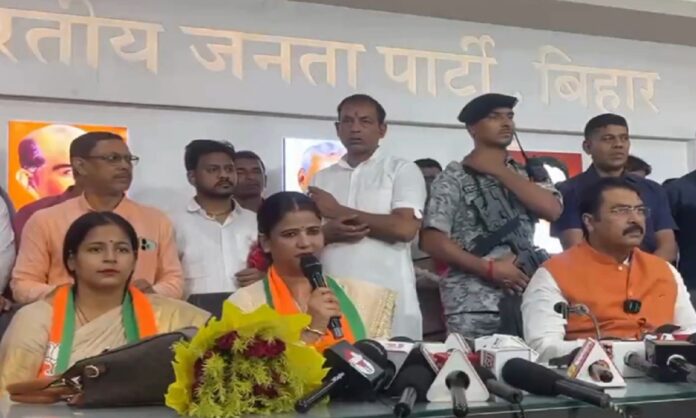 बीजेपी की सदस्यता ग्रहण करतीं रितु जायसवाल