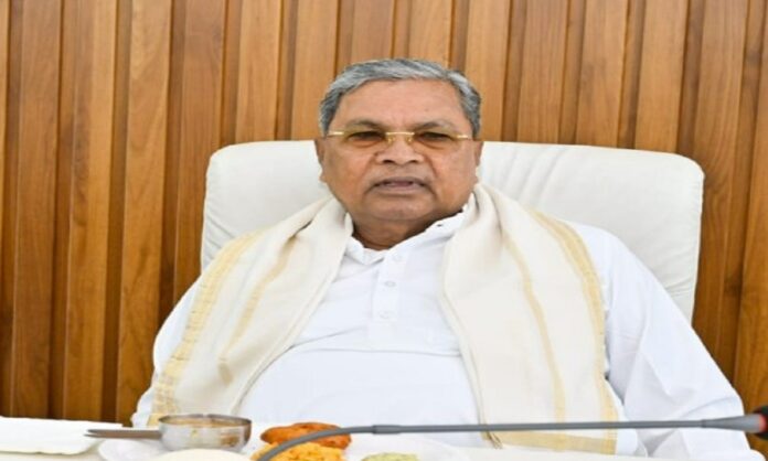 कर्नाटक के मुख्यमंत्री सिद्धारमैया इस्तीफे की घोषणा करते हुए