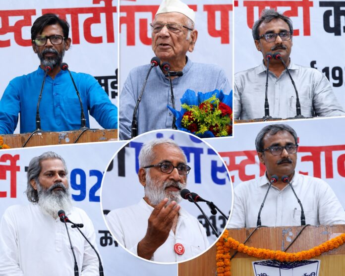 पटना में सोशलिस्ट पार्टी के 92वें स्थापना समारोह में मौजूद समाजवादी नेता और बुद्धिजीवी