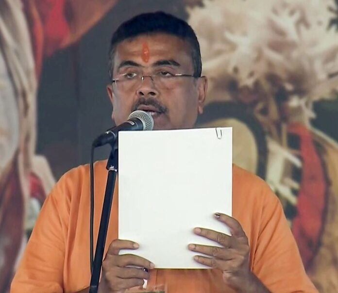 शुभेंदु अधिकारी मुख्यमंत्री पद की शपथ लेते हुए