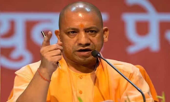 भीषण गर्मी में बिजली कटौती को लेकर बैठक करते मुख्यमंत्री योगी आदित्यनाथ
