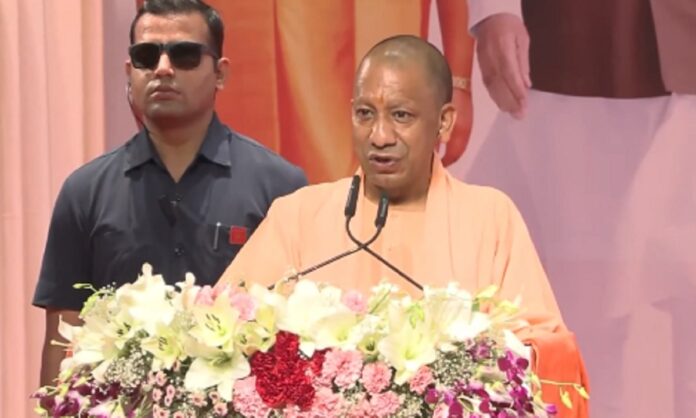लखनऊ में विकास परियोजनाओं के कार्यक्रम को संबोधित करते मुख्यमंत्री योगी आदित्यनाथ