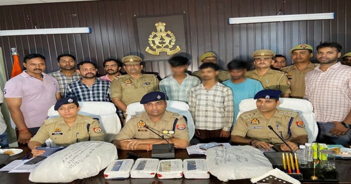 वाराणसी में पेटीएम कर्मचारी बनकर ठगी करने वाले गिरोह के गिरफ्तार आरोपी।