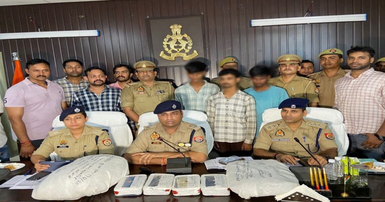 वाराणसी में पेटीएम कर्मचारी बनकर ठगी करने वाले गिरोह के गिरफ्तार आरोपी।