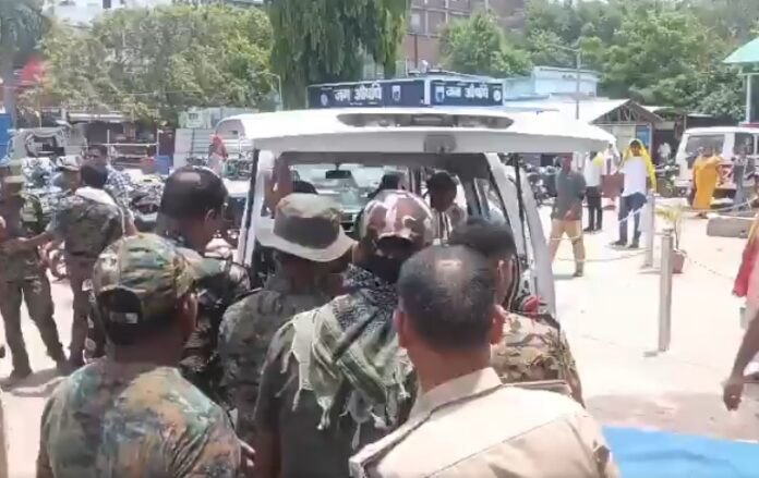 भोजपुर में भरत तिवारी एनकाउंटर के विरोध में सड़क जाम करते ग्रामीण