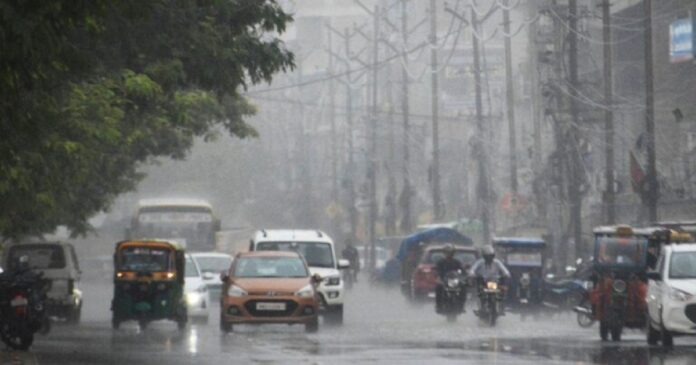 बिहार में बारिश के दौरान बादलों से घिरा आसमान और भीगी सड़क।