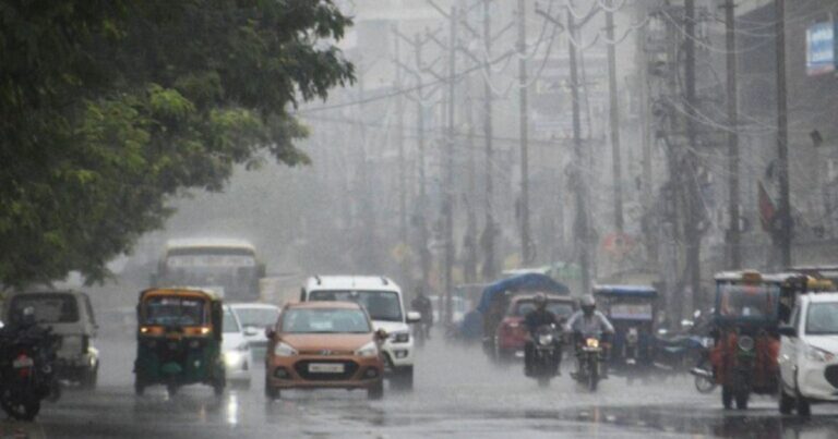 बिहार में बारिश के दौरान बादलों से घिरा आसमान और भीगी सड़क।