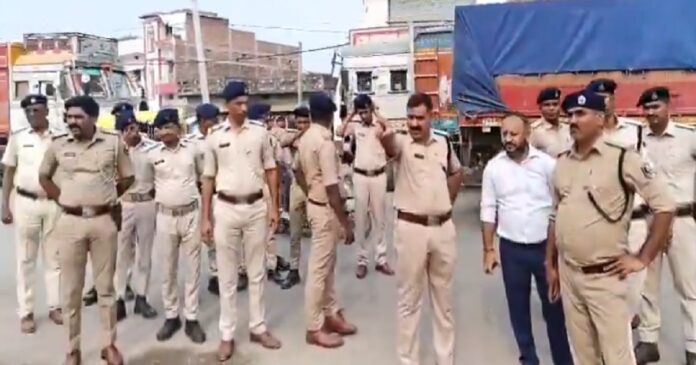 पंकज कुमार राय की हत्या के बाद मौके पर जुटी भीड़ और जांच करती पुलिस।