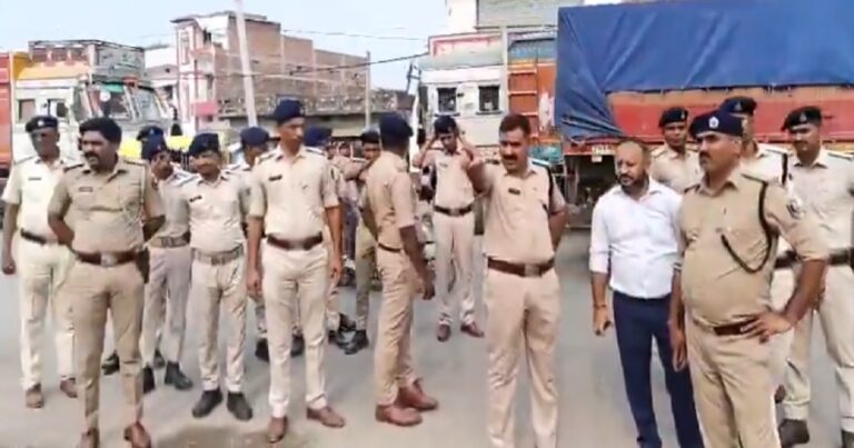 पंकज कुमार राय की हत्या के बाद मौके पर जुटी भीड़ और जांच करती पुलिस।