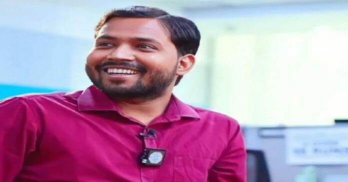 फायरिंग मामले में सुनवाई के बाद कोर्ट से राहत मिलने पर खान सर।