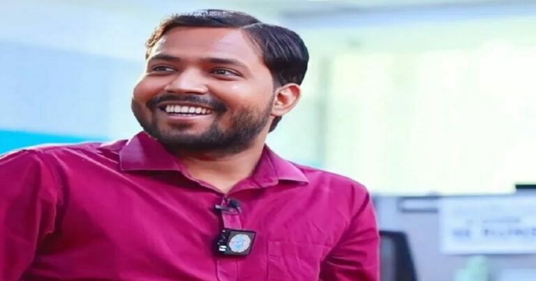 फायरिंग मामले में सुनवाई के बाद कोर्ट से राहत मिलने पर खान सर।