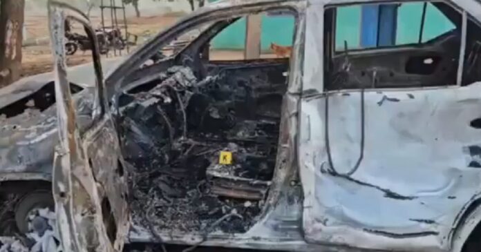 रेत विवाद के बाद कोरिया जिले में जली फॉर्च्यूनर की जांच करती पुलिस