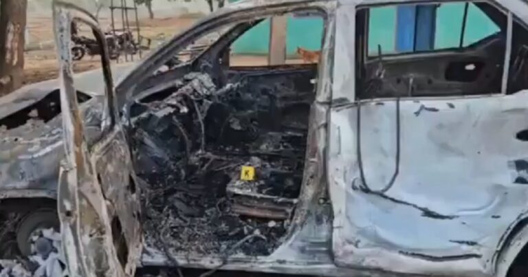 रेत विवाद के बाद कोरिया जिले में जली फॉर्च्यूनर की जांच करती पुलिस