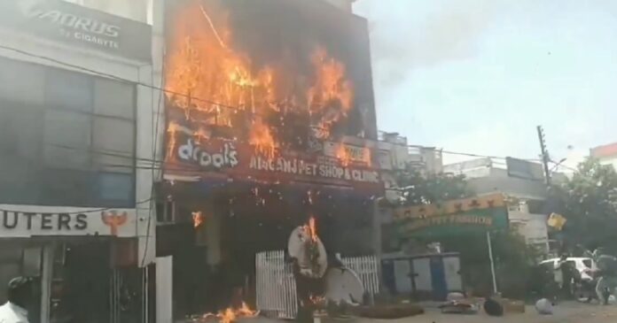 लखनऊ के अलीगंज में आग लगने के बाद क्षतिग्रस्त अवैध इमारत।