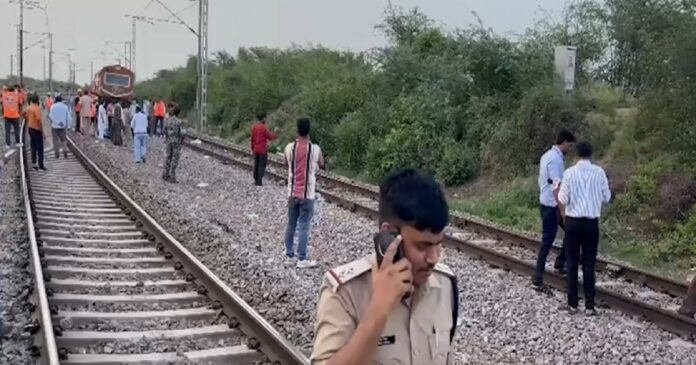 मुरैना में रेल हादसे के बाद ट्रैक पर राहत और बचाव कार्य करती टीम