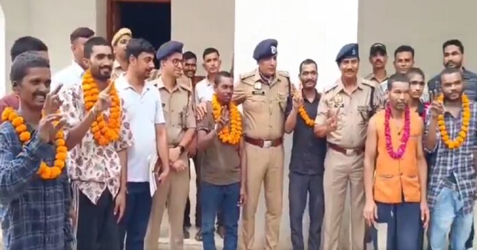 फैक्ट्री से मुक्त कराए गए बंधुआ मजदूर