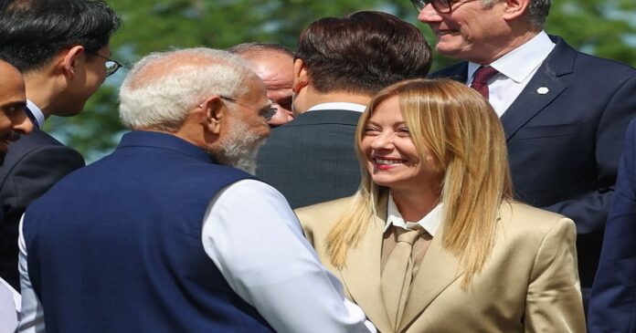 जी-7 सम्मेलन में प्रधानमंत्री नरेंद्र मोदी और जॉर्जिया मेलोनी की मुलाकात