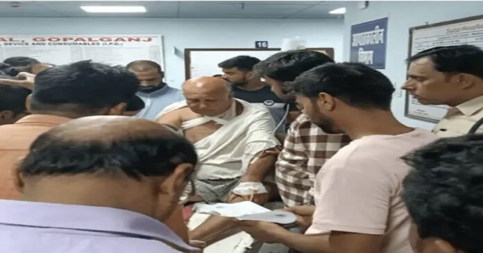 पंकज त्रिपाठी के भाई विजेंद्र नाथ तिवारी पर हमले के बाद अस्पताल में इलाज।
