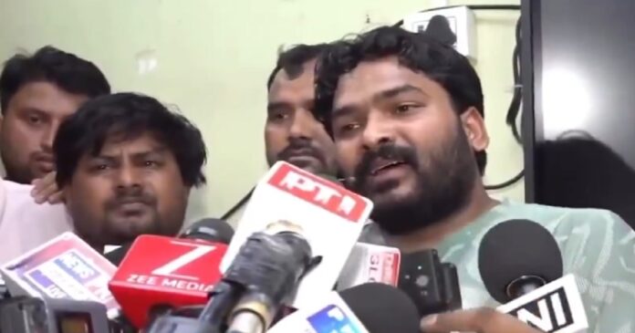 कदमकुआं थाना पहुंचे रौशन आनंद और उनके वकील