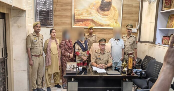 वाराणसी में तीन करोड़ की प्रॉपर्टी ठगी मामले में गिरफ्तार आरोपी।