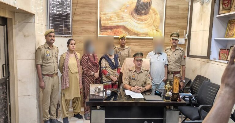 वाराणसी में तीन करोड़ की प्रॉपर्टी ठगी मामले में गिरफ्तार आरोपी।