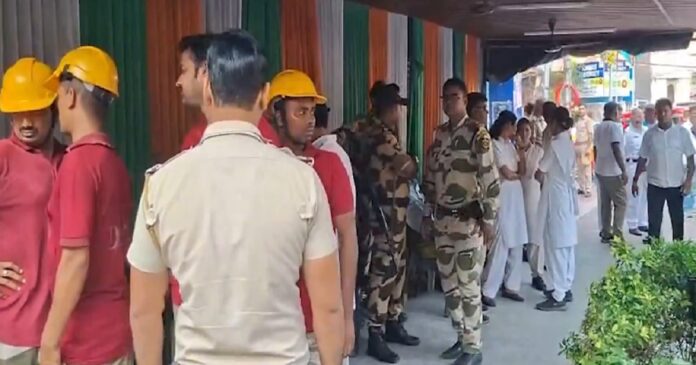 कालीघाट स्थित आवास पर पुलिस जांच के दौरान मौजूद अधिकारी और सुरक्षा व्यवस्था