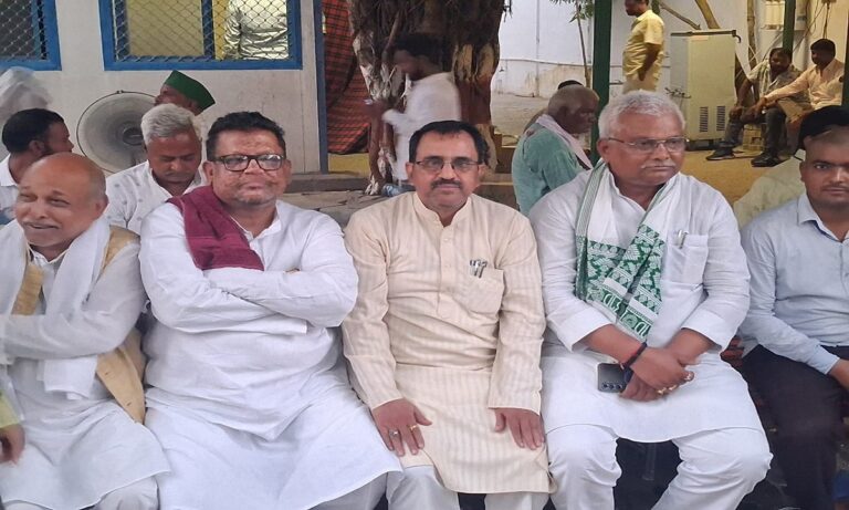 गैस सिलेंडर कीमत वृद्धि पर प्रतिक्रिया देते राजद नेता एजाज अहमद