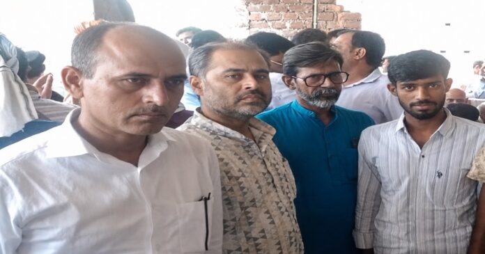 सोशलिस्ट पार्टी के नेता बिलौटी गांव में भरत तिवारी के परिजनों से मुलाकात करते हुए और पुलिस कार्रवाई पर सवाल उठाते हुए