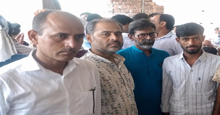 सोशलिस्ट पार्टी के नेता बिलौटी गांव में भरत तिवारी के परिजनों से मुलाकात करते हुए और पुलिस कार्रवाई पर सवाल उठाते हुए