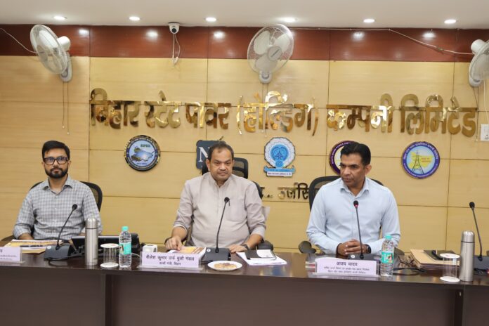बिहार के ऊर्जा मंत्री शैलेश कुमार बिजली विभाग की समीक्षा बैठक में अधिकारियों के साथ