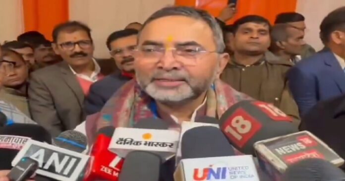 विधानसभा चुनाव लड़ने का ऐलान करते पूर्व एमएलसी बृजेश सिंह।