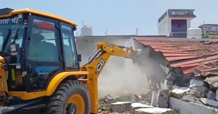 देहरादून के बैरागीवाला गांव में हत्या के बाद आरोपियों के घरों पर बुलडोजर कार्रवाई