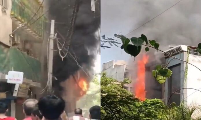 मालवीय नगर में आग की चपेट में आई पांच मंजिला इमारत के बाहर जुटी भीड़