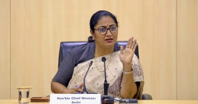 नई ईवी पॉलिसी पर घोषणा करतीं मुख्यमंत्री रेखा गुप्ता